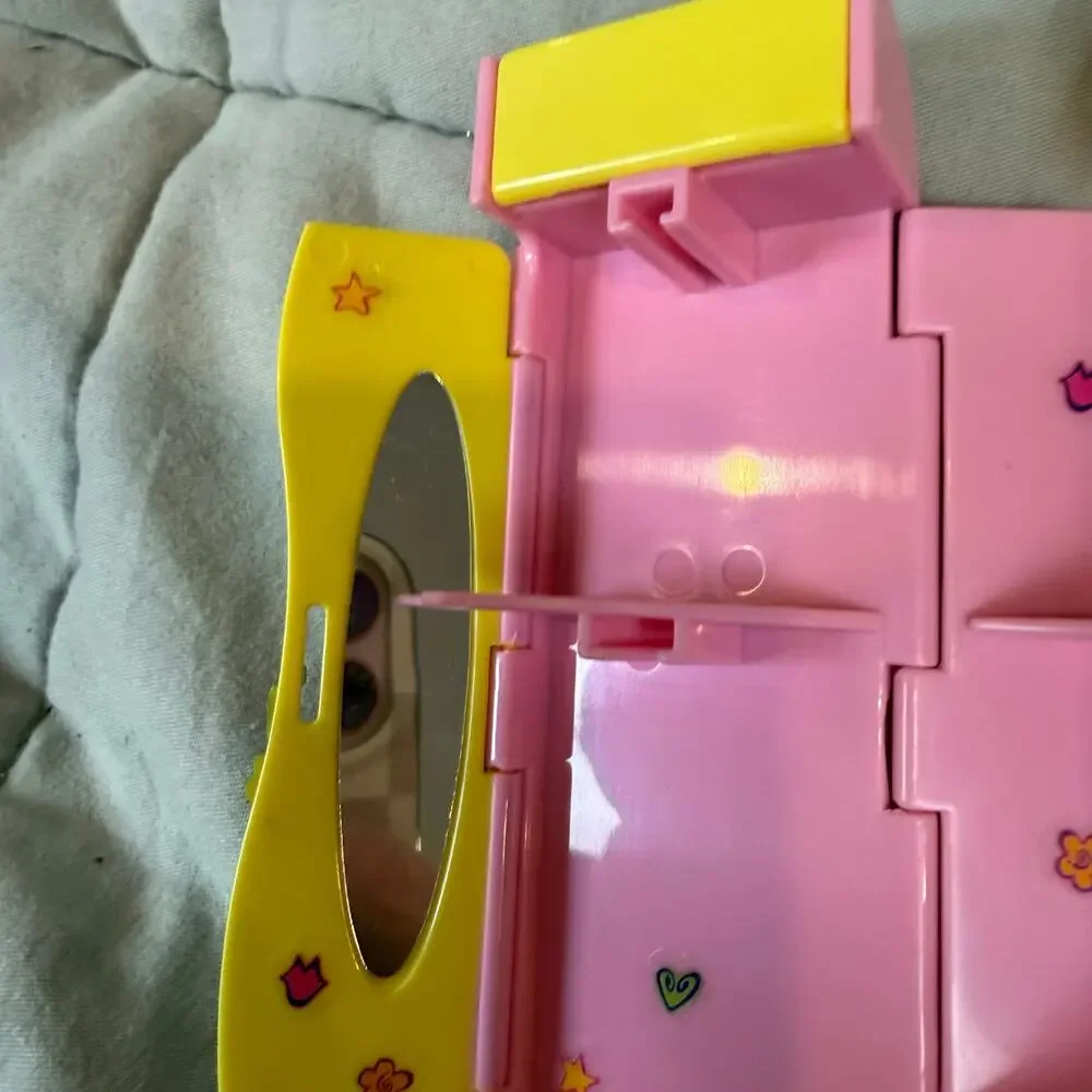 Vintage Fashion Polly Pocket Shani School Cool Pink Yellow Locker Mattel 1999